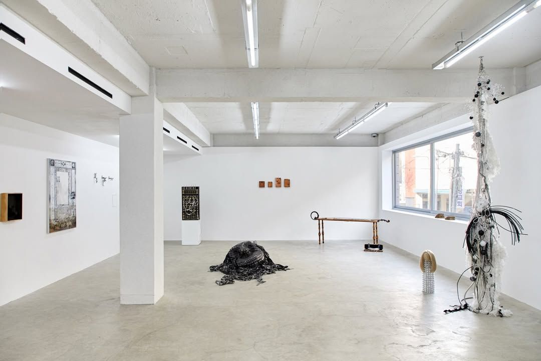 젊은 현대 미술 작가들의 작품을 볼 수 있는 캡션 서울 / 이미지 출처: @caption.seoul