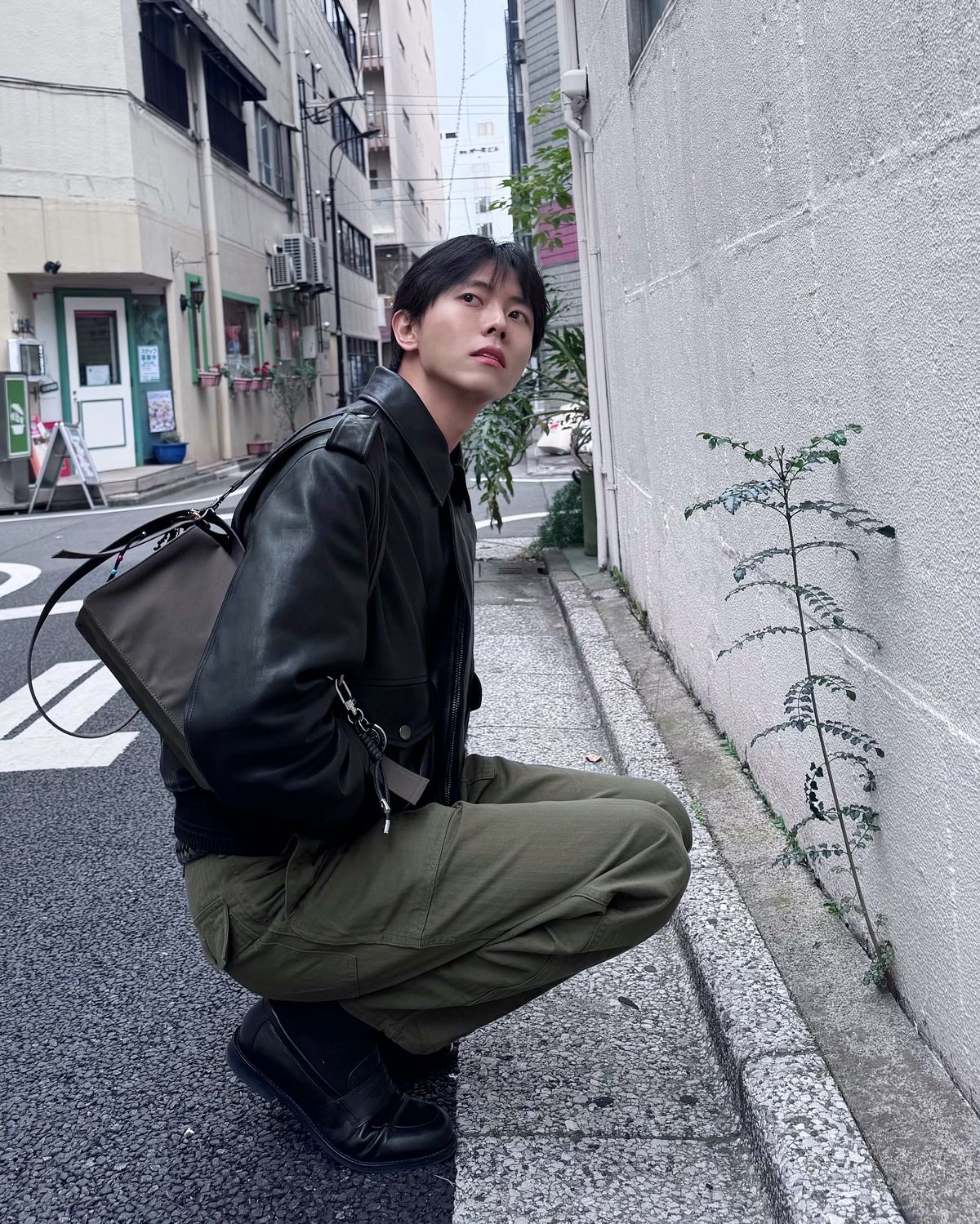 레더 재킷에 데님이나 어두운 계열 팬츠를 더해 아메카지 무드를 완성했다. / 이미지 출처: 인스타그램 @ophen28/ 이미지 출처: 인스타그램 @ophen28