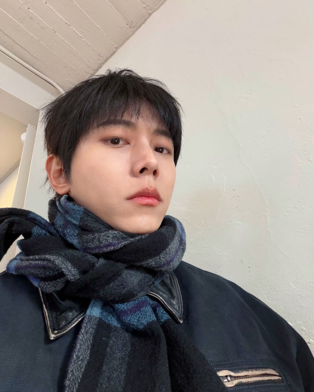 해링턴 재킷과 스트레이트 데님의 조합. 여유 있는 실루엣에 데님을 매치해 단정하게 마무리했다. / 이미지 출처: 인스타그램 @ophen28