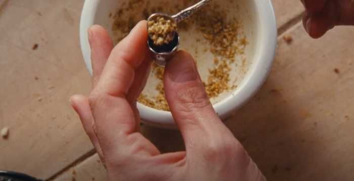 폴토마슨 앤더슨 감독의 ‘Phantom Thread’ 여주인공 Alma가 Reynold에게 줄 음식에 독버섯 가루를 타는 장면