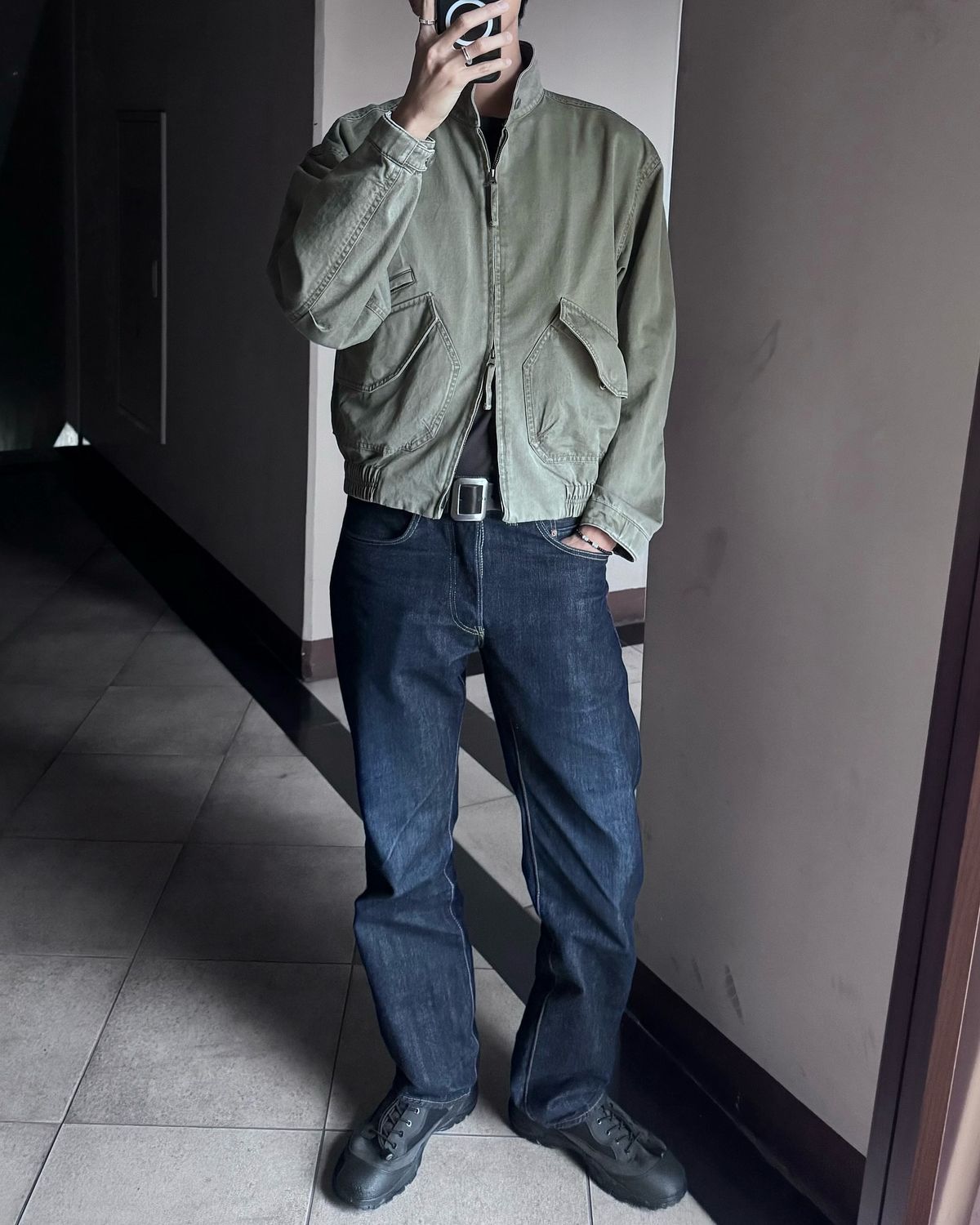 해링턴 재킷과 스트레이트 데님의 조합. 여유 있는 실루엣에 데님을 매치해 단정하게 마무리했다. / 이미지 출처: 인스타그램 @ophen28