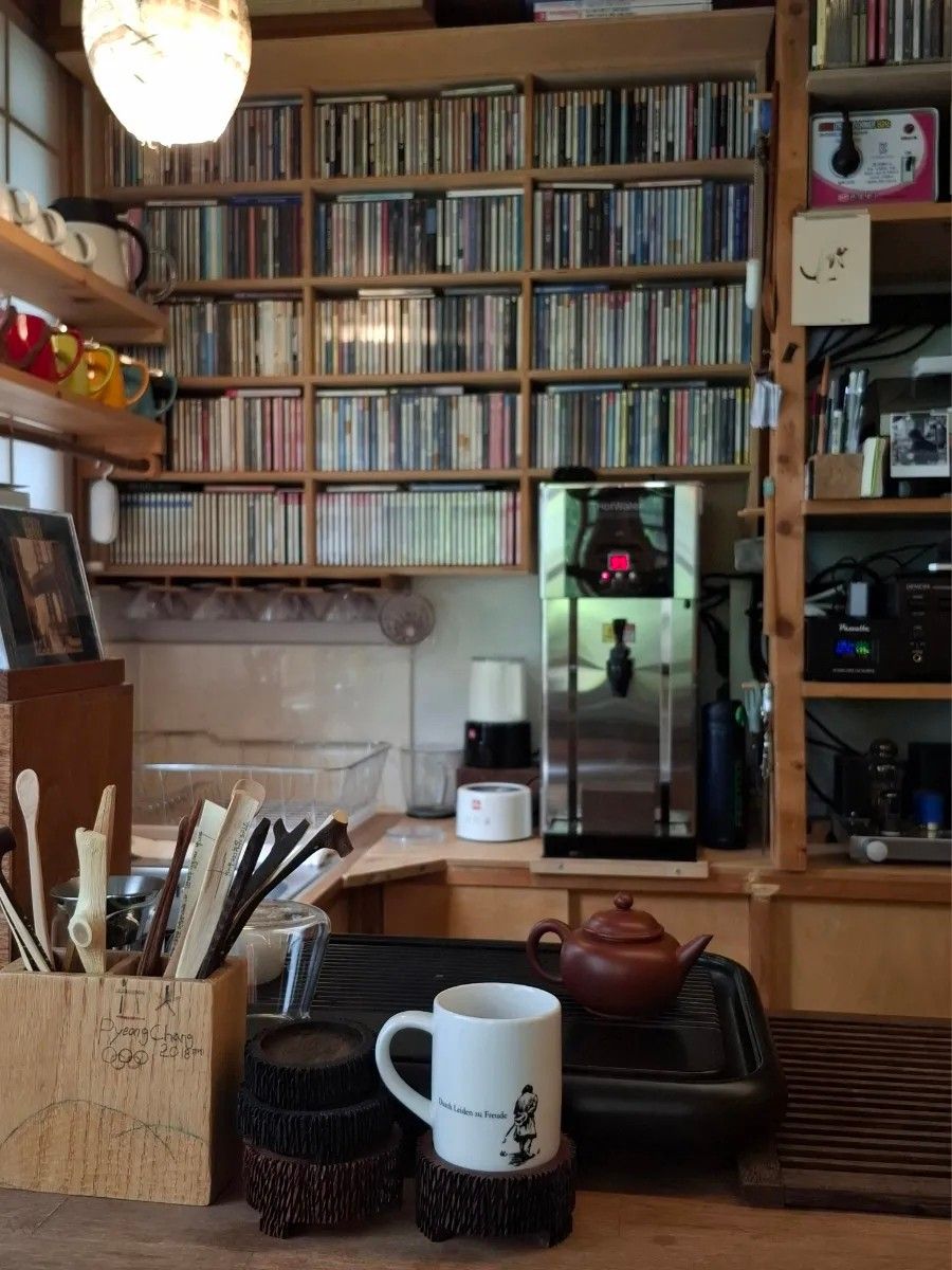 수제 목공 감성의 카페. / 이미지 출처 : 네이버 플레이스 @이화에월백하고 