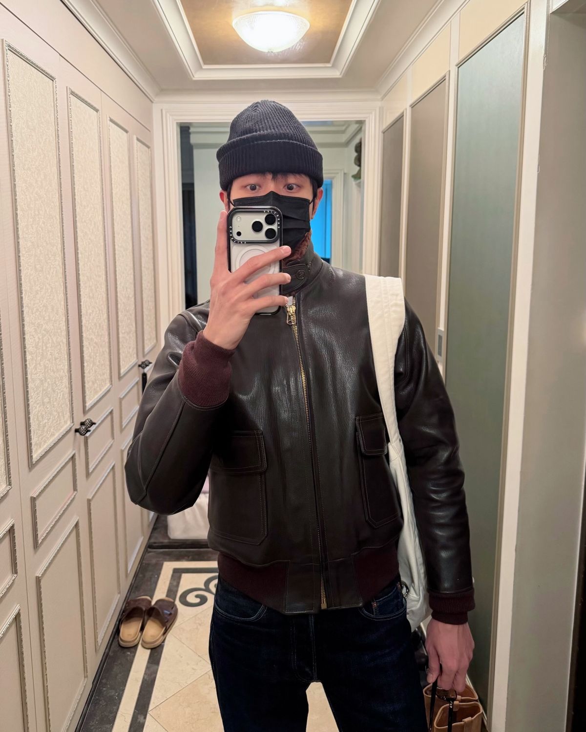 레더 재킷에 데님이나 어두운 계열 팬츠를 더해 아메카지 무드를 완성했다. / 이미지 출처: 인스타그램 @ophen28/ 이미지 출처: 인스타그램 @ophen28