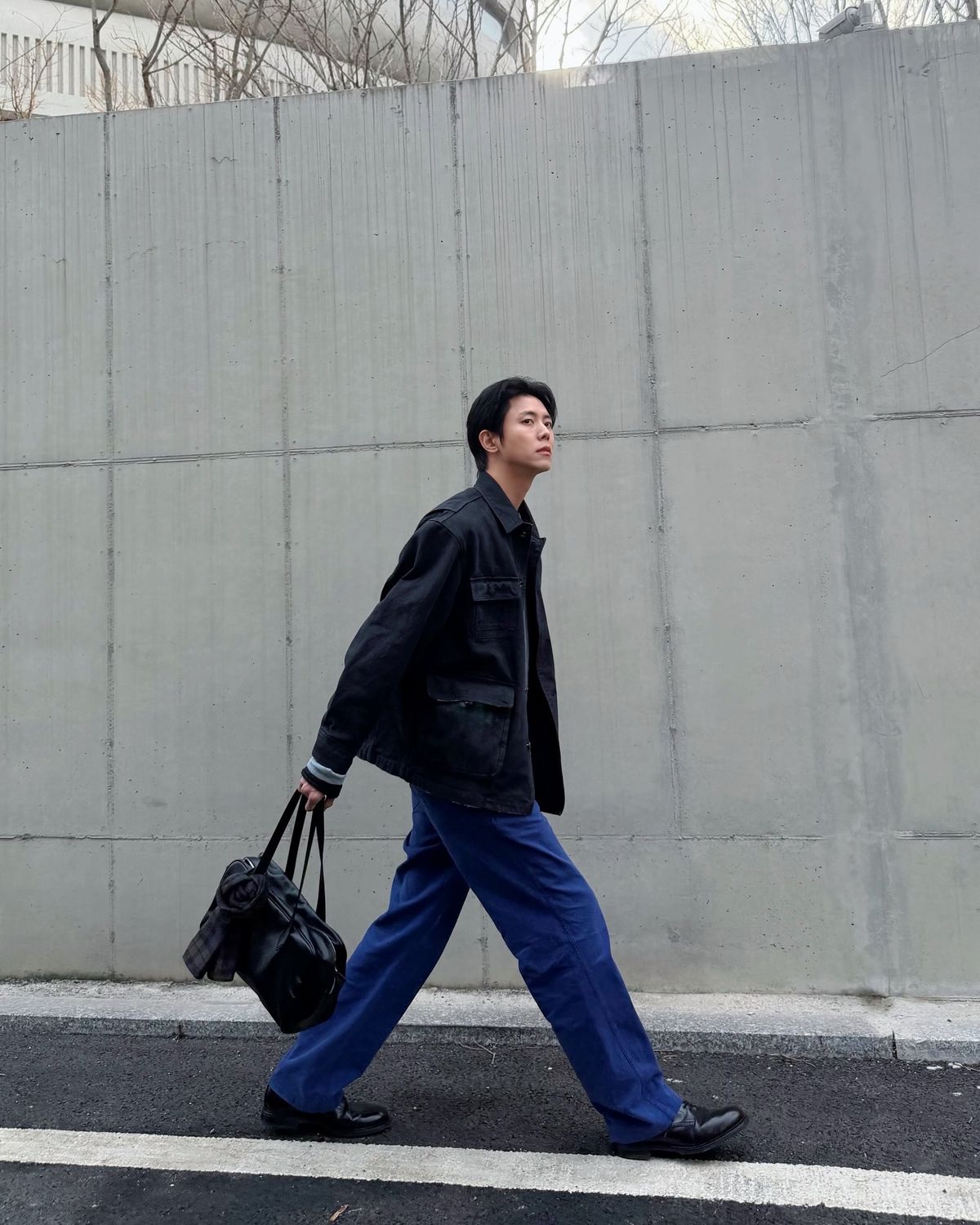 하프 기장 워크웨어 재킷을 활용한 다양한 스타일링. 비니, 안경, 스카프 등 간결한 액세서리로 분위기를 더했다. / 이미지 출처: 인스타그램 @ophen28