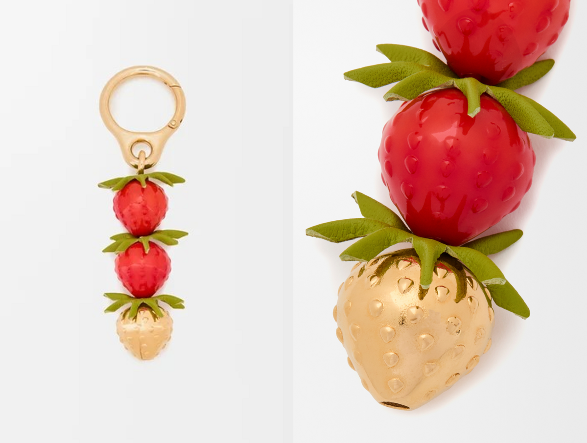 딸기를 앙증맞게 표현한 로에베 스트로베리 백참 /이미지 출처: 로에베