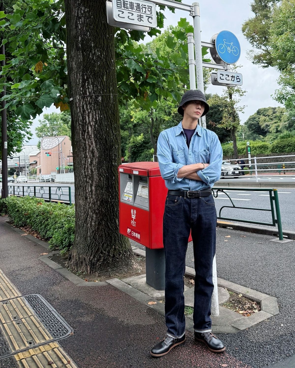 데님 재킷과 셔츠를 활용한 스타일링. 서로 다른 톤을 섞어 자연스러운 레이어드를 연출했다. / 이미지 출처: 인스타그램 @ophen28