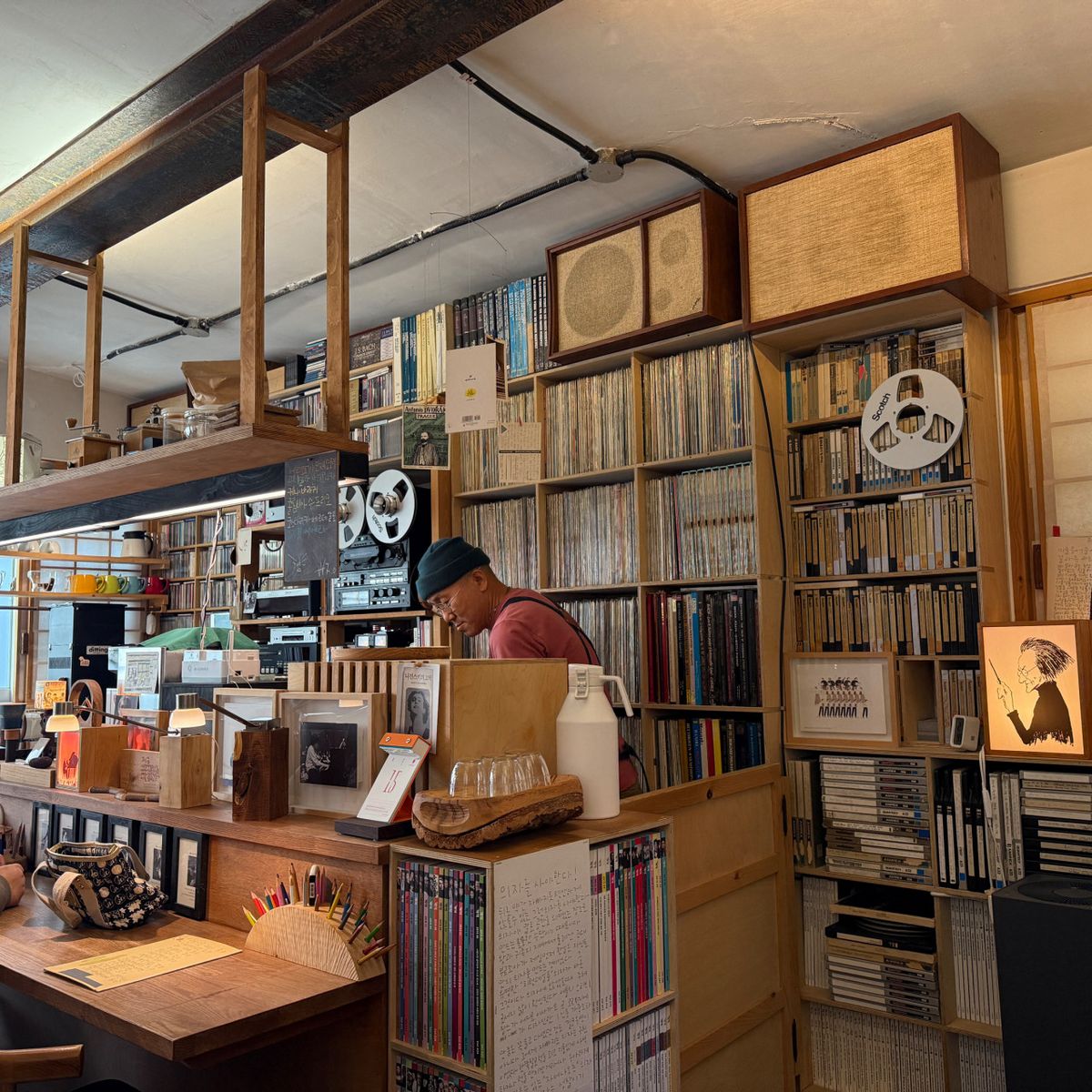 감미로운 LP 음반과 고소한 커피 향이 공간을 가득 채우고 있다. / 이미지 출처 : 네이버 플레이스 @이화에월백하고