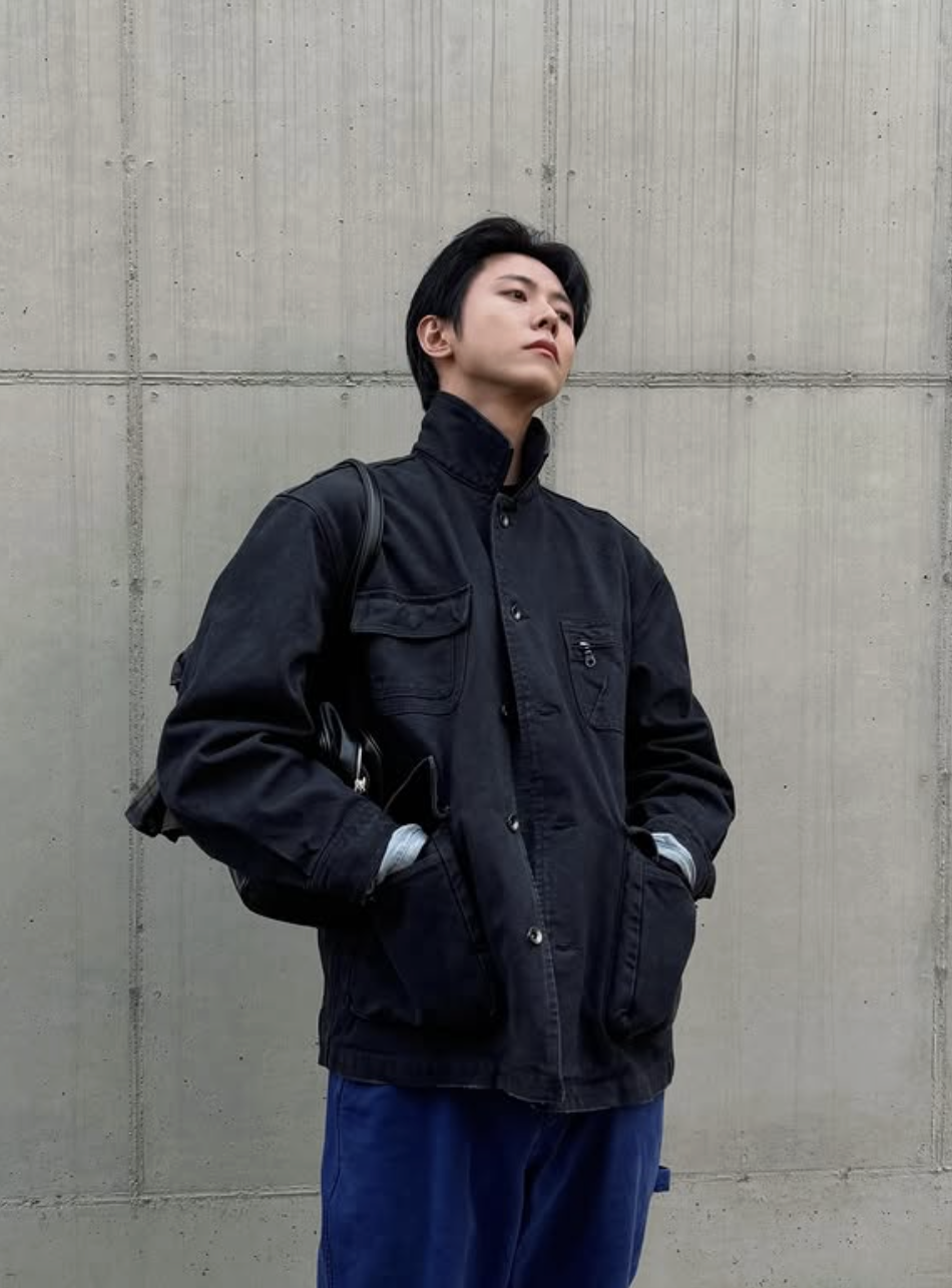 하프 기장 워크웨어 재킷을 활용한 다양한 스타일링. 비니, 안경, 스카프 등 간결한 액세서리로 분위기를 더했다. / 이미지 출처: 인스타그램 @ophen28