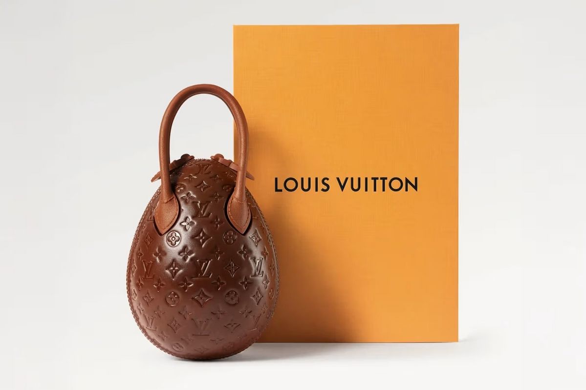 2025년에 선보였던 루이 비통 초콜릿 에그 백 / 이미지 출처: 루이 비통