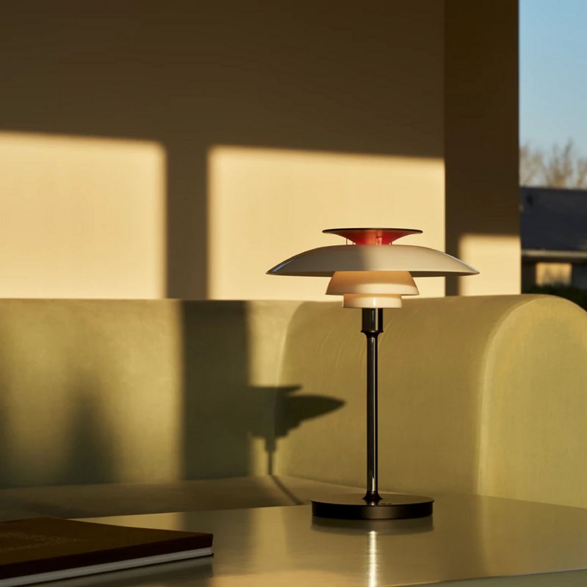 우아한 인상이 돋보이는 루이스 폴센 PH 80 / 이미지 출처: 루이스 폴센(Louis Poulsen)