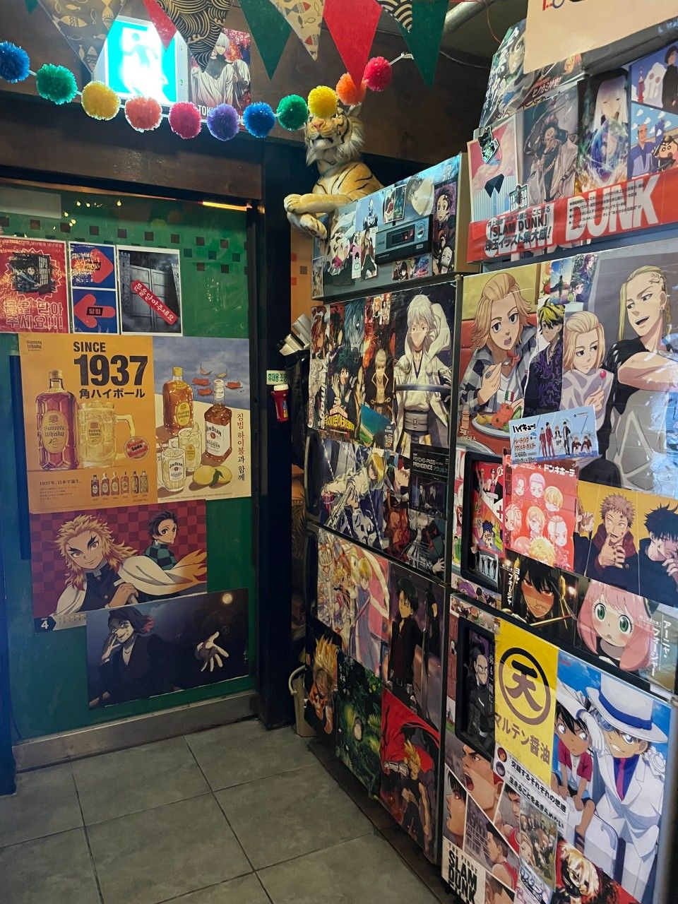 안테이쿠는 입구부터 애미 포스터들이 빼곡하게 붙어 있다. / 이미지 출처: 네이버 지도 업체 제공 이미지