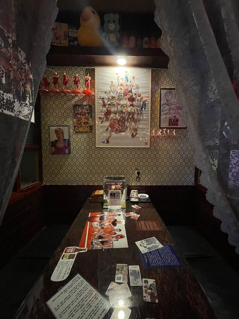 자리마다 조금씩 다른 애니 굿즈들이 전시되어 있어 좋아하는 캐릭터를 찾아보는 재미가 있는 곳이다. / 이미지 출처: 네이버 지도 업체 제공 이미지