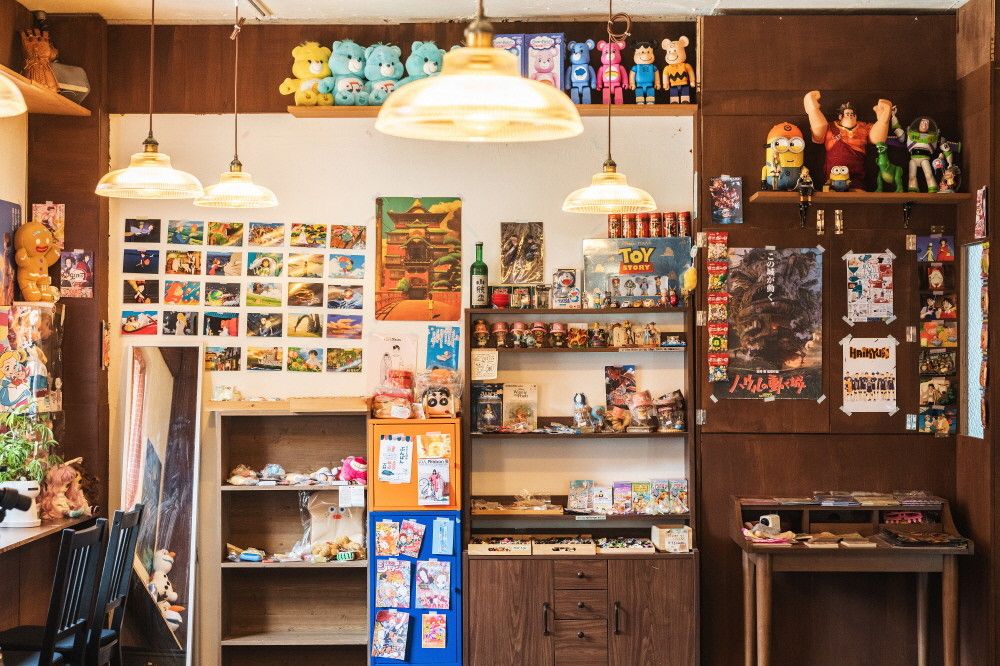 수많은 지브리 캐릭터 굿즈들 속 디즈니 캐릭터들을 찾는 재미가 있다. / 이미지 출처: 네이버 지도 업체 제공 이미지