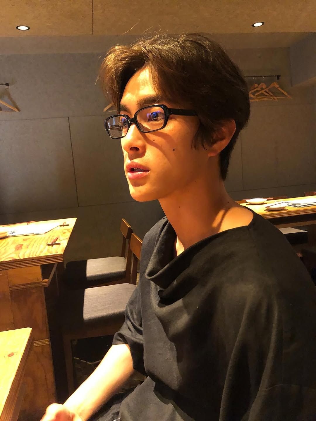 평소 씬스퀘어 안경을 다양하게 활용하는 모델 홍태준 / 이미지 출처: 인스타그램 @300ver