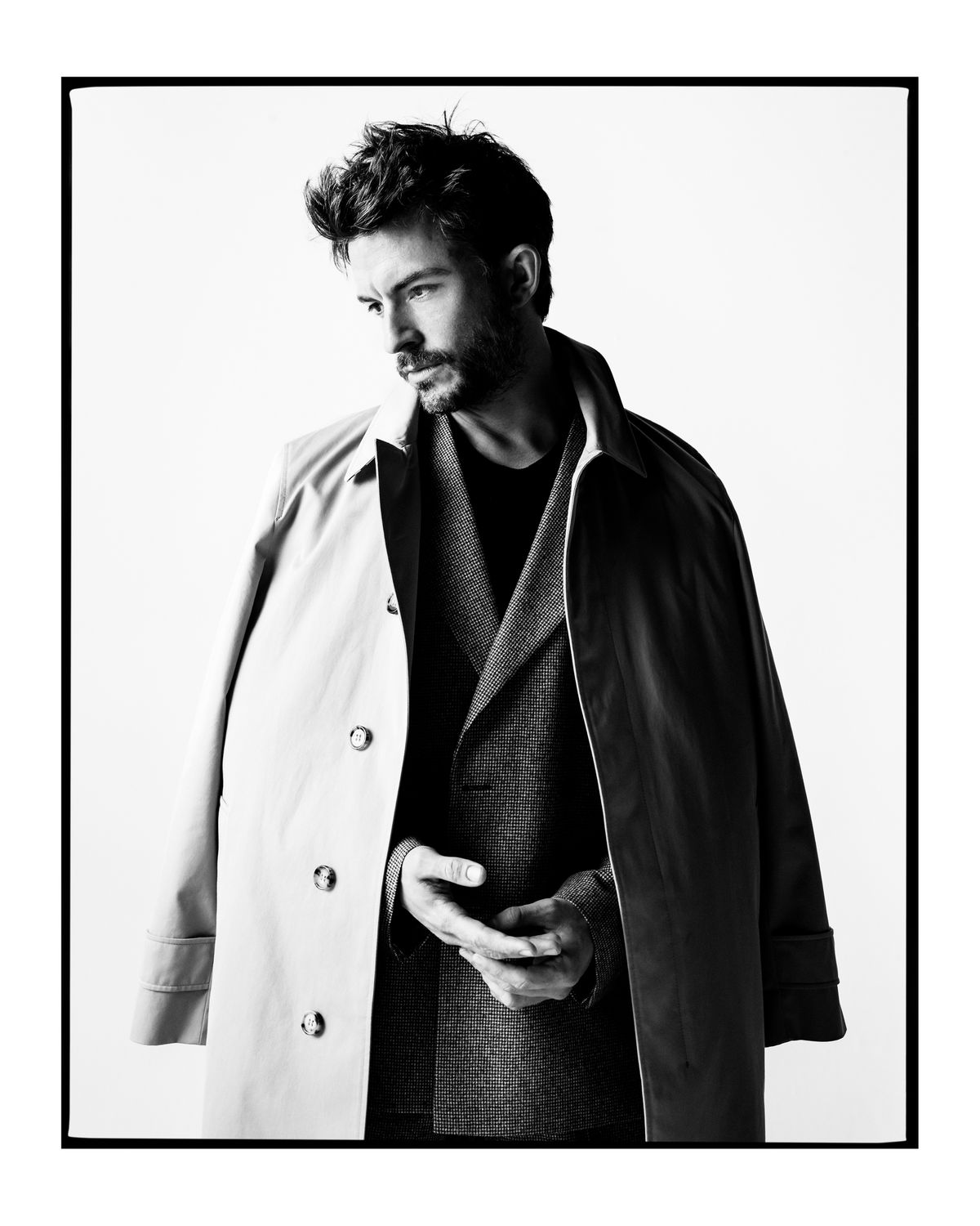 버버리 170주년 캠페인에 참여한 조나단 베일리. 자켓 위에 트렌치를 어깨에 걸치며 본인만의 해석을 표현했다. / 이미지 출처: 버버리