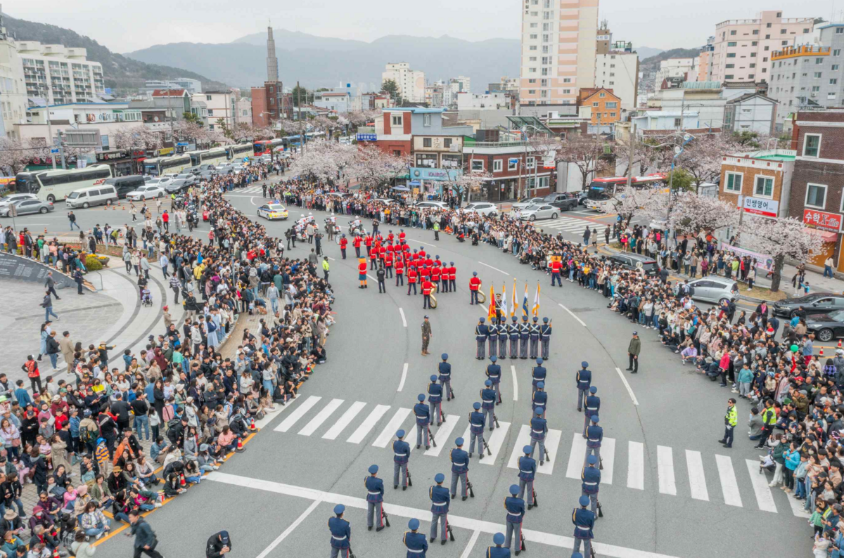 벚꽃도 아름답지만 군항제답게 여러 이벤트들이 눈길을 끈다. / 출처: 진해군항제 홈페이지