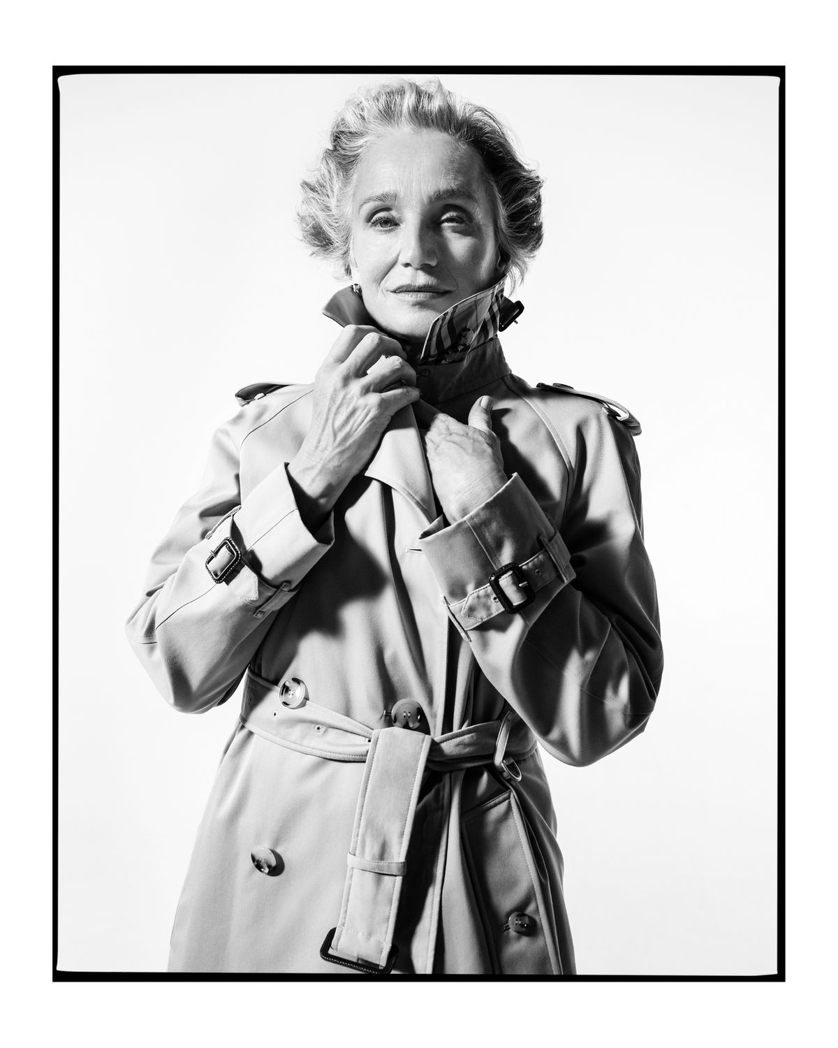 버버리 170주년 캠페인에 참여한 크리스틴 스콧 토마스. 우아한 카리스마를 가진 배테랑 여배우답게 그녀만의 트렌치를 표연해냈다. / 이미지 출처: 버버리