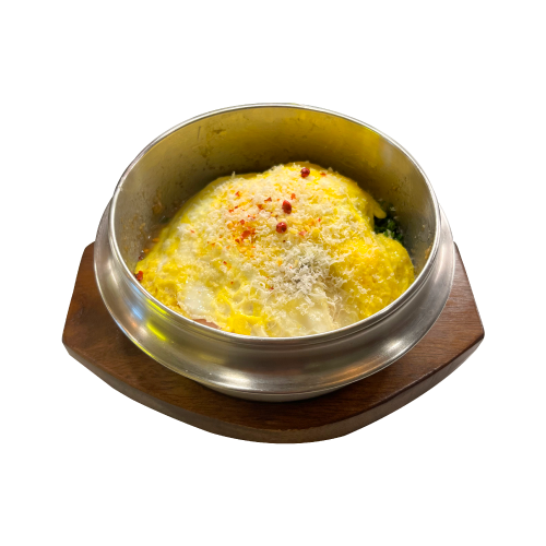 ‘오믈렛칼국수’는 동서양의 맛을 한 그릇에 담았다. / 출처: 테우치멘이토 서울본점 네이버지도 업체