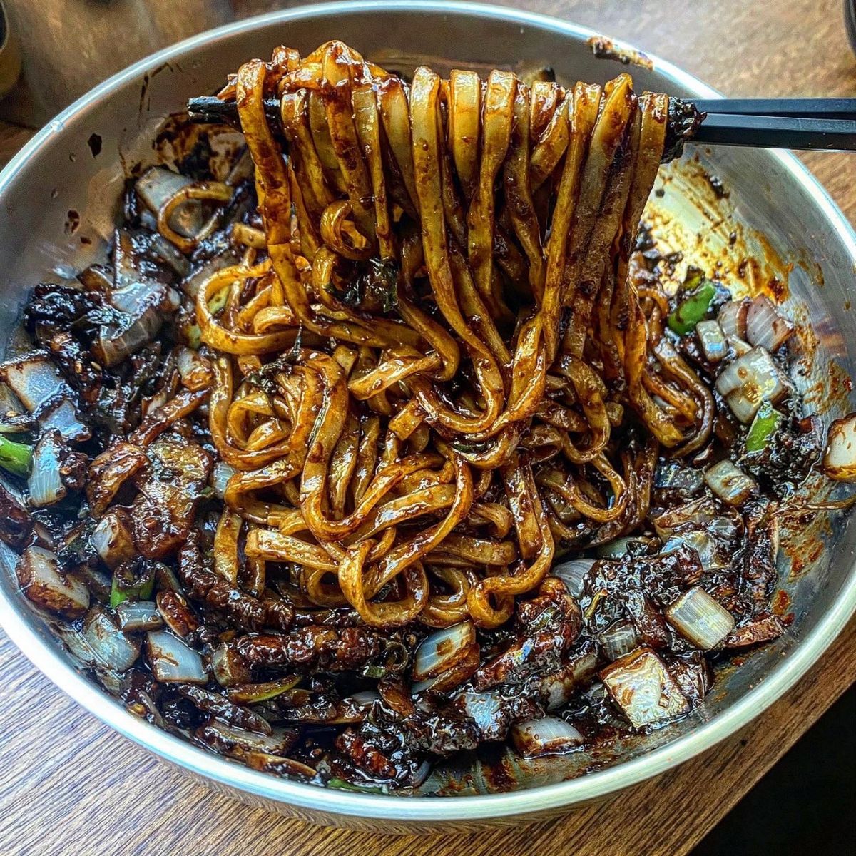  ‘원숭이 칼(간장) 짜장’은 어지간한 중식당 못지 않은 짜장 소스 맛이 일품이다. / 출처: 연남칼국수 네이버지도 업체