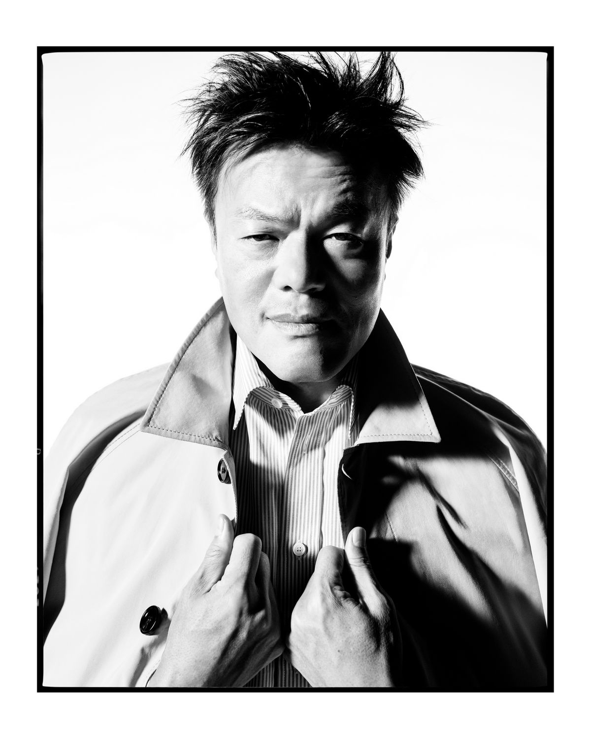 버버리 170주년 캠페인에 참여한 박진영. 트렌치를 셔츠 위로 트렌치를 어깨에 걸치며 박진영 특유의 이미지와 트렌치를 조화롭게 표현했다. / 이미지 출처: 버버리