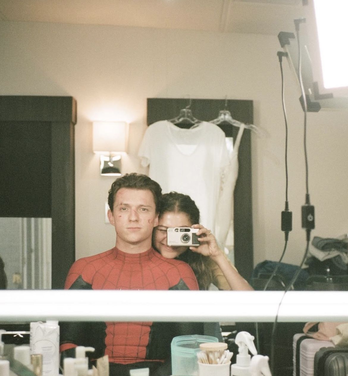 영화 '스파이더맨' 촬영 중 대기실에서 톰 홀랜드와 젠데이야가 함께 찍은 거울 샷. 많은 이들의 사랑을 받은 사진이다. / 이미지 출처: 톰 홀랜드 인스타그램 @tomholland2013