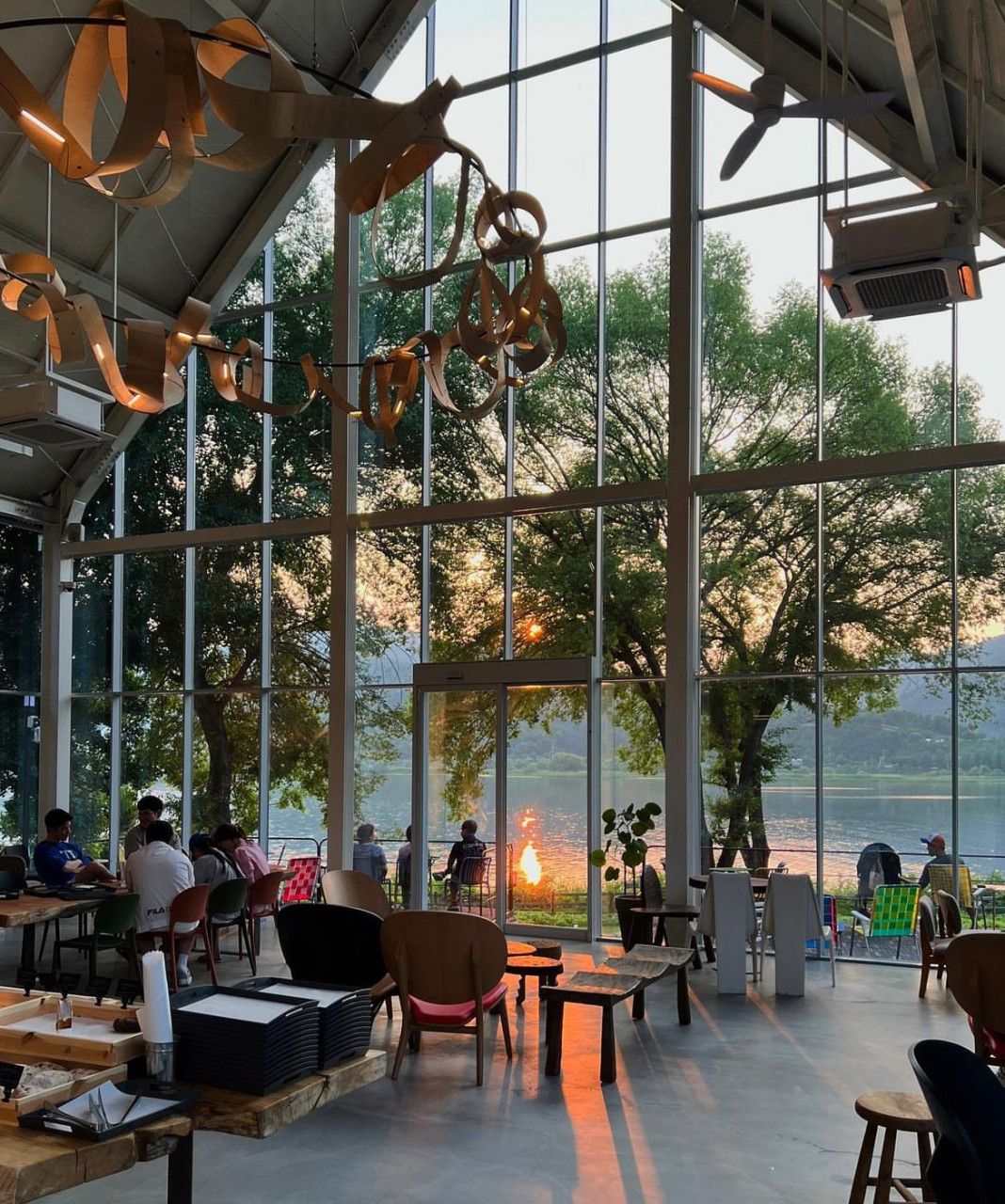 전면 통유리창으로 야외 좌석이 아니더라도 바깥의 뷰를 감상할 수 있다. / 출처: 네이버지도 업체 제공