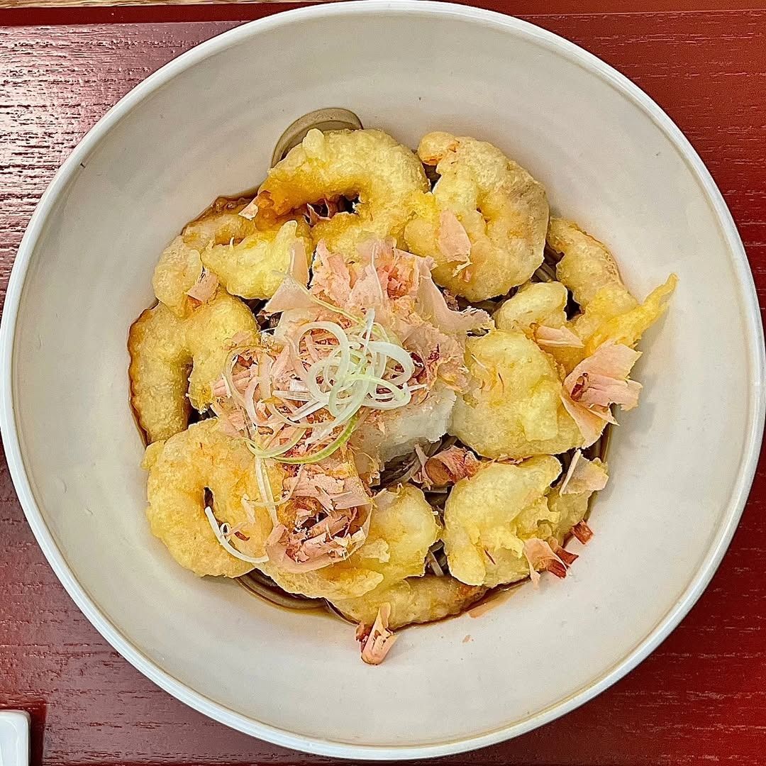 간 무와 텐푸라, 가쓰오부시를 올린 코에비텐 다이콘 오로시 소바 / 이미지 출처: 인스타그램 @sobakeerisuzu