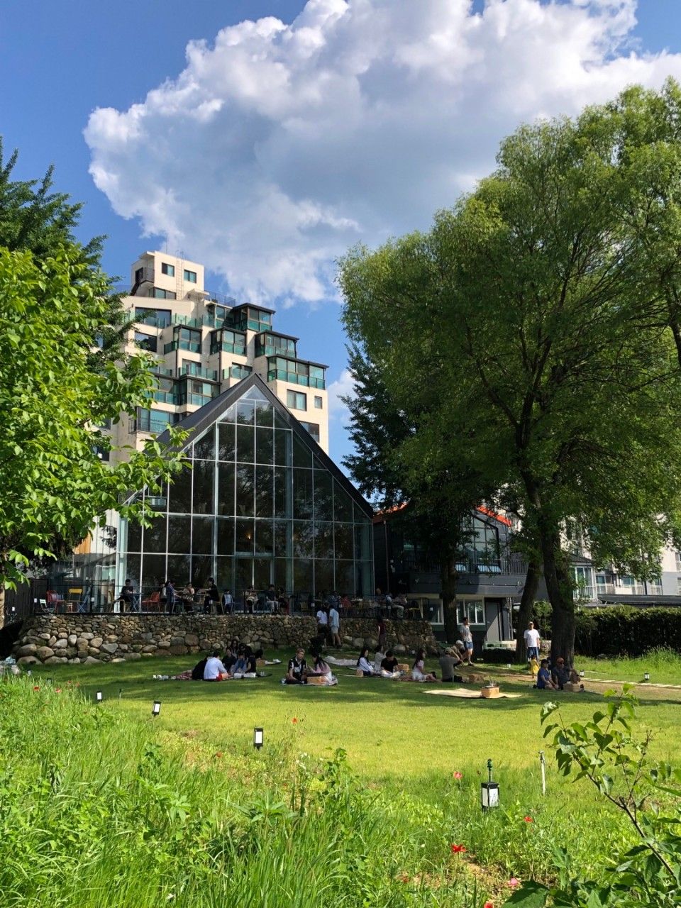 잔디밭에서 피크닉을 즐길 수 있도록 돗자리와 피크닉 바구니를 무료로 제공하고 있다. / 출처: 네이버지도 업체 제공