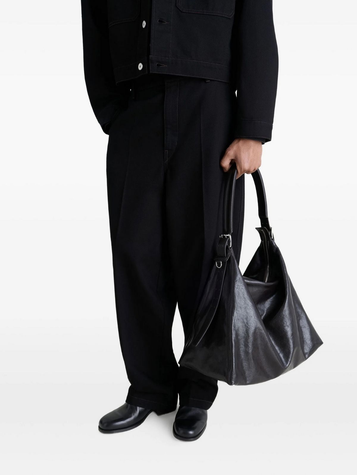 가죽 소재의 르메르 벨트 숄더 백. 짧게 끈을 조절해서 시크하게 연출이 가능합니다 / 이미지 출처: 파페치