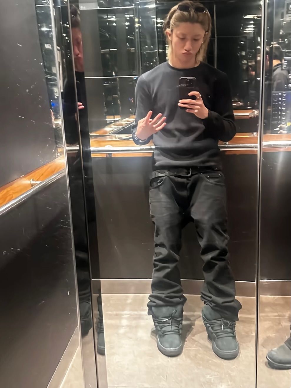 스니커즈의 텅을 바지 밑단 위로 드러낸 롱샷 우진 / 이미지 출처: 롱샷 위버스