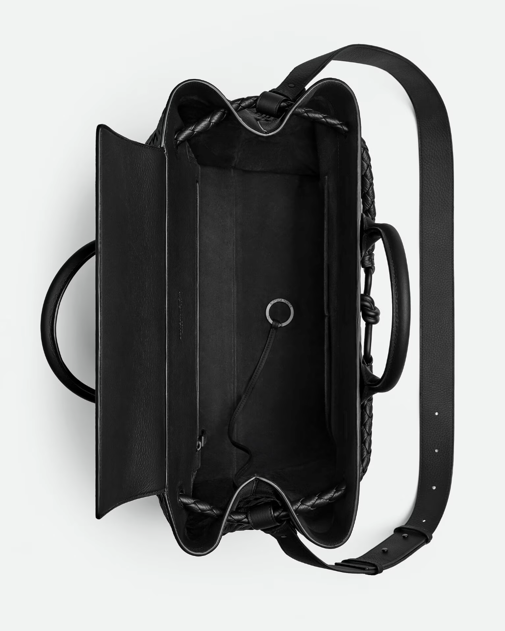 출장용 가방으로도 적격. 넉넉한 수납이 가능한 보테가 베네타의 빅백 / 이미지 출처: 보테가 베네타 공식홈페이지