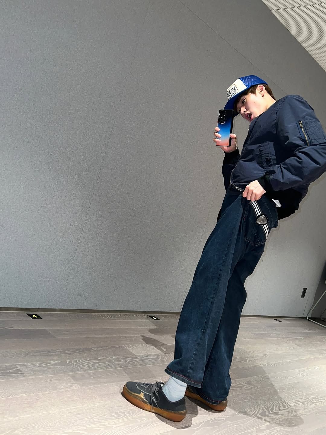 평소 ERL 뱀프 스니커즈를 즐겨 신는 라이즈 소희 / 이미지 출처: 인스타그램 @riize_official