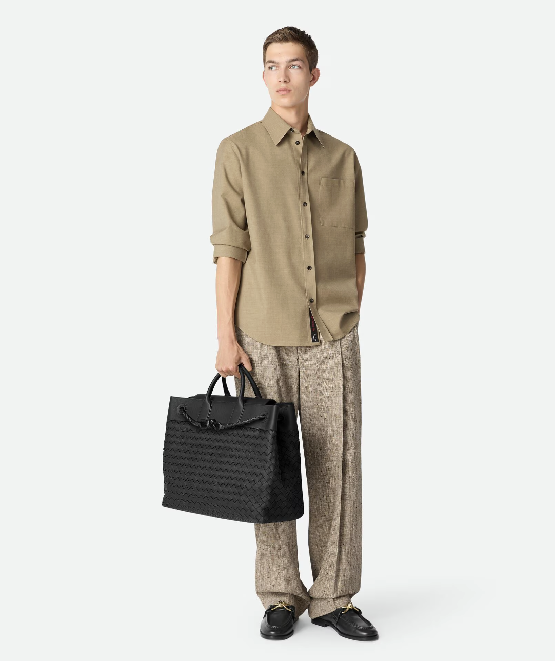 인트레치아토 기법으로 마감된 사슴 가죽 위켄더 백. 길이 조절 및 탈착 가능한 크로스바디 스트랩과 두 개의 손잡이로 다양한 연출이 가능 / 이미지 출처: 보테가 베네타 공식홈페이지