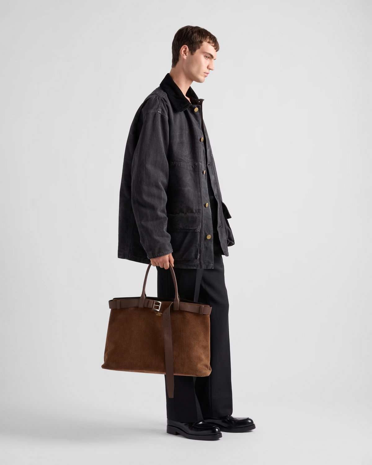 스웨이드 소재의 은은한 색감이 돋보이는 프라다 벨티드 버클백 / 이미지 출처: 프라다