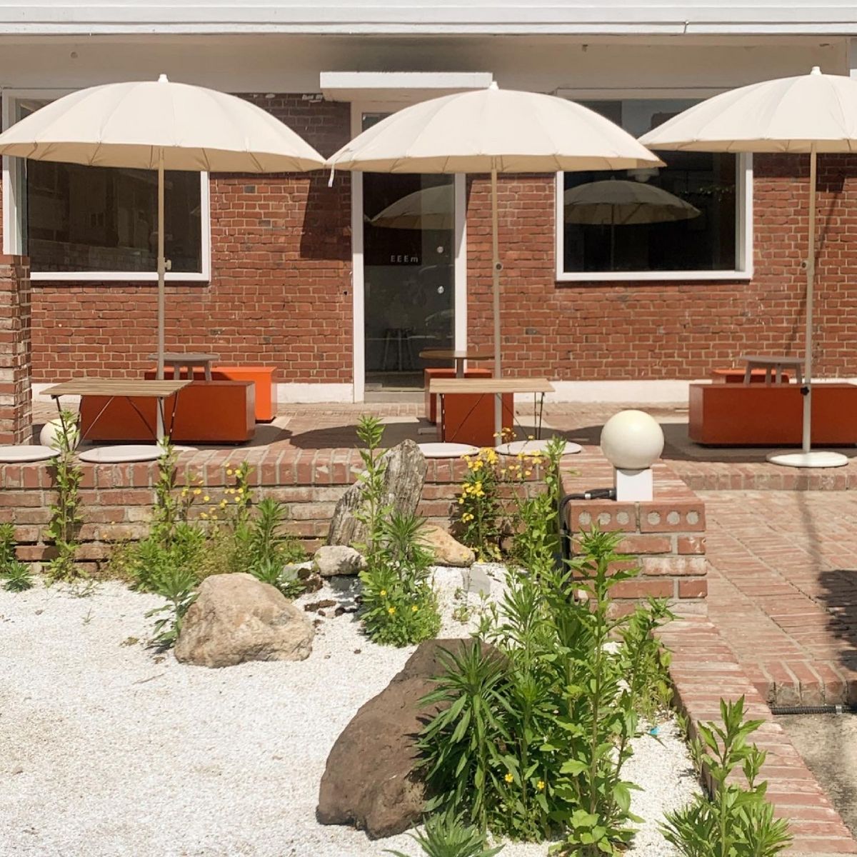 파라솔 테이블이라 초여름에도 시원한 그늘 아래에서 시간을 보낼 수 있다. / 출처: 네이버지도 업체 제공