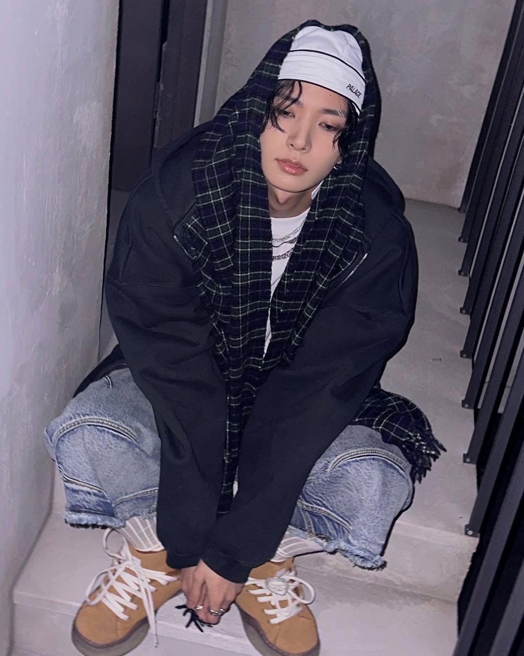 오버핏 스타일링에 카멜 컬러 스니커즈를 매치한 엔하이픈 희승 / 이미지 출처: 인스타그램 @enhypen