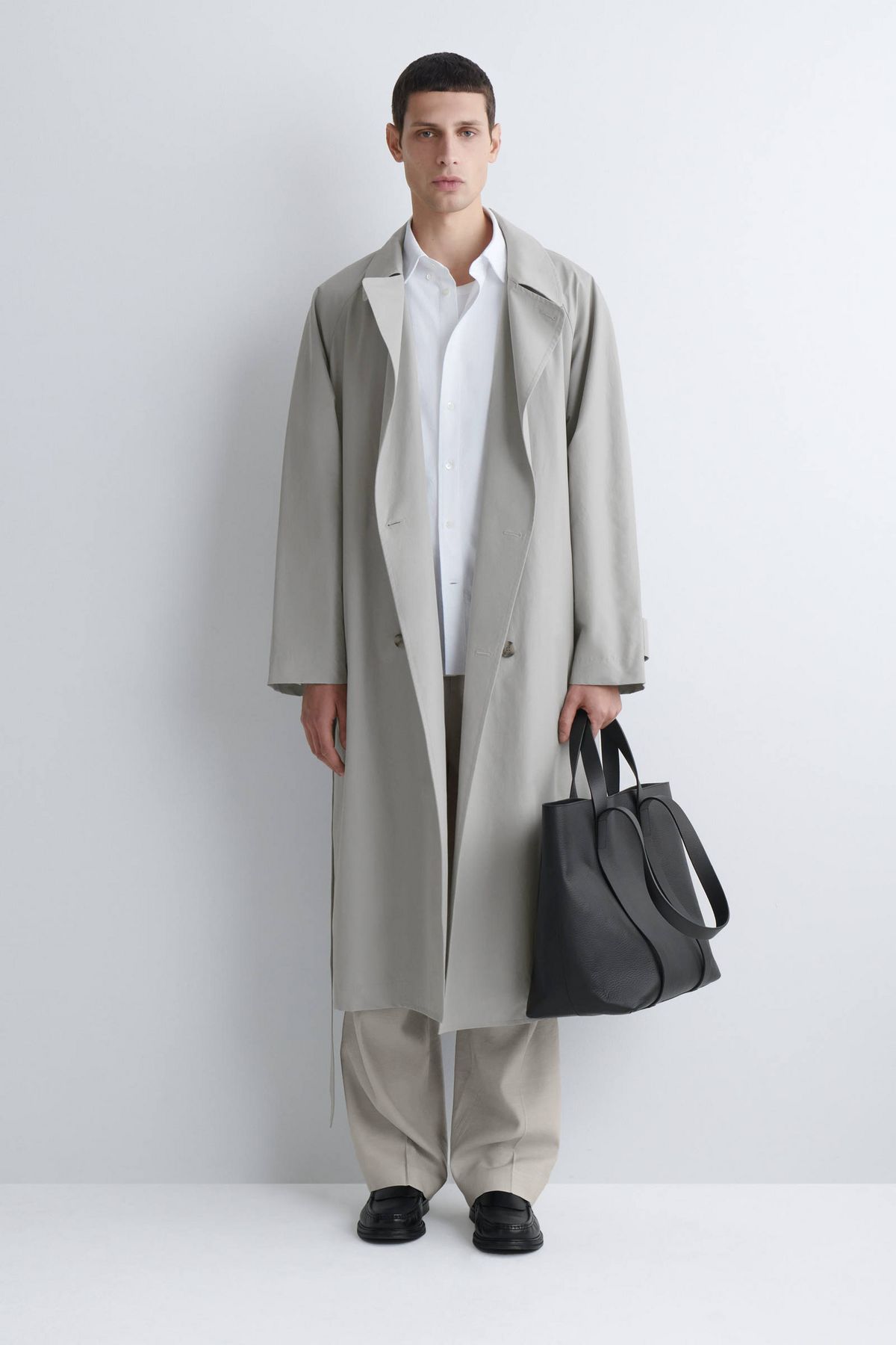 어느 룩에나 심플하게 잘 어울리는 코스의 토트백 /이미지 출처: COS