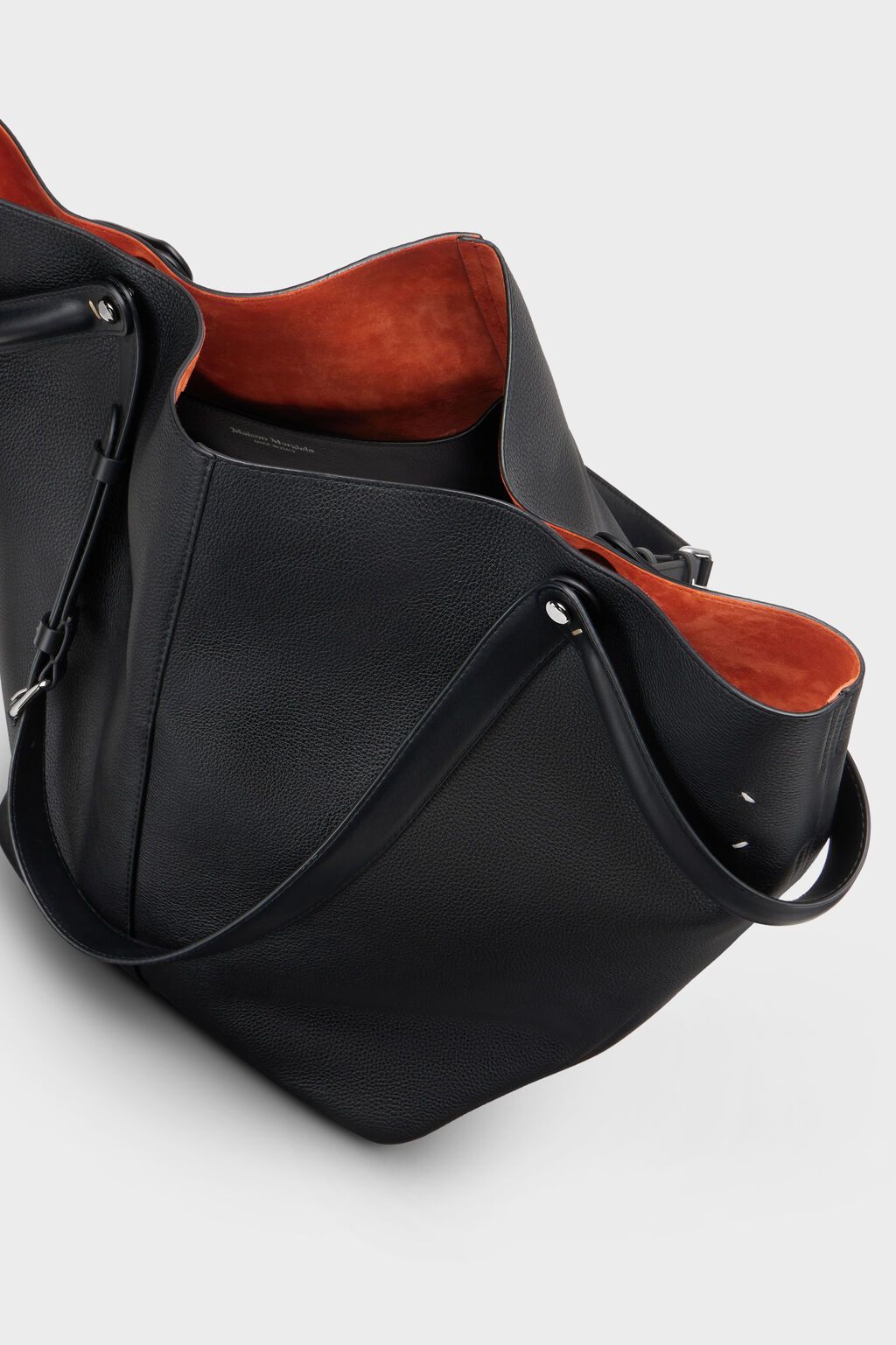 여닫을 때마다 드러나는 백 내부의 레드 컬러 디테일은 새로운 재미를 주죠 / 이미지 출처: 메종 마르지엘라 공식홈페이지