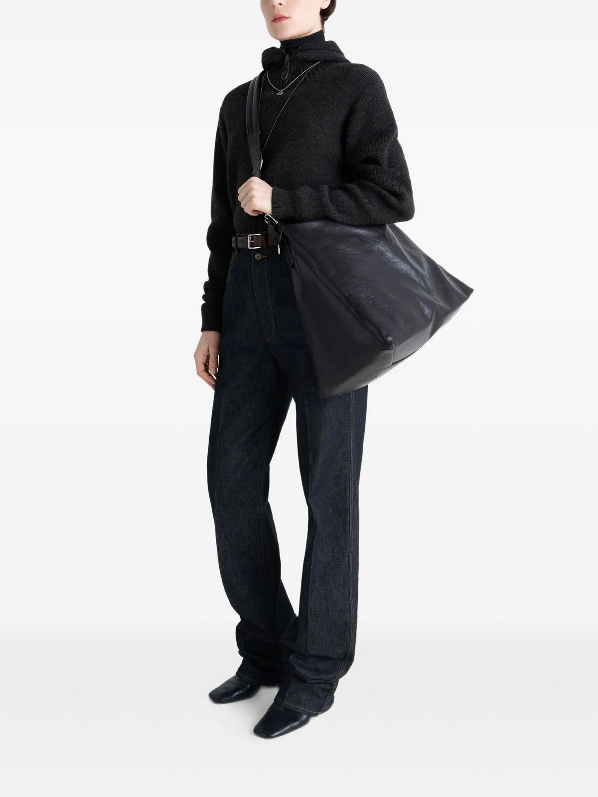 크로스백으로도 연출이 가능한 르메르 벨트 숄더백 / 이미지 출처: 파페치