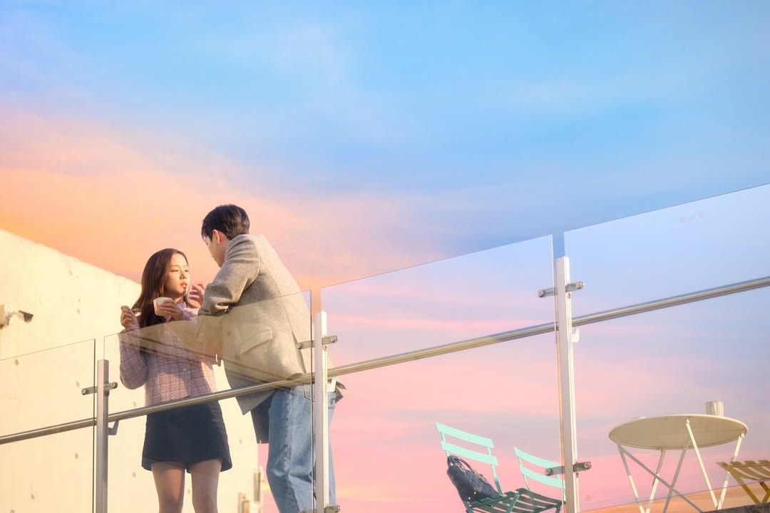 월간남친 구독 서비스 이용하는 지수. / 이미지 출처: 인스타그램 @netflixkr