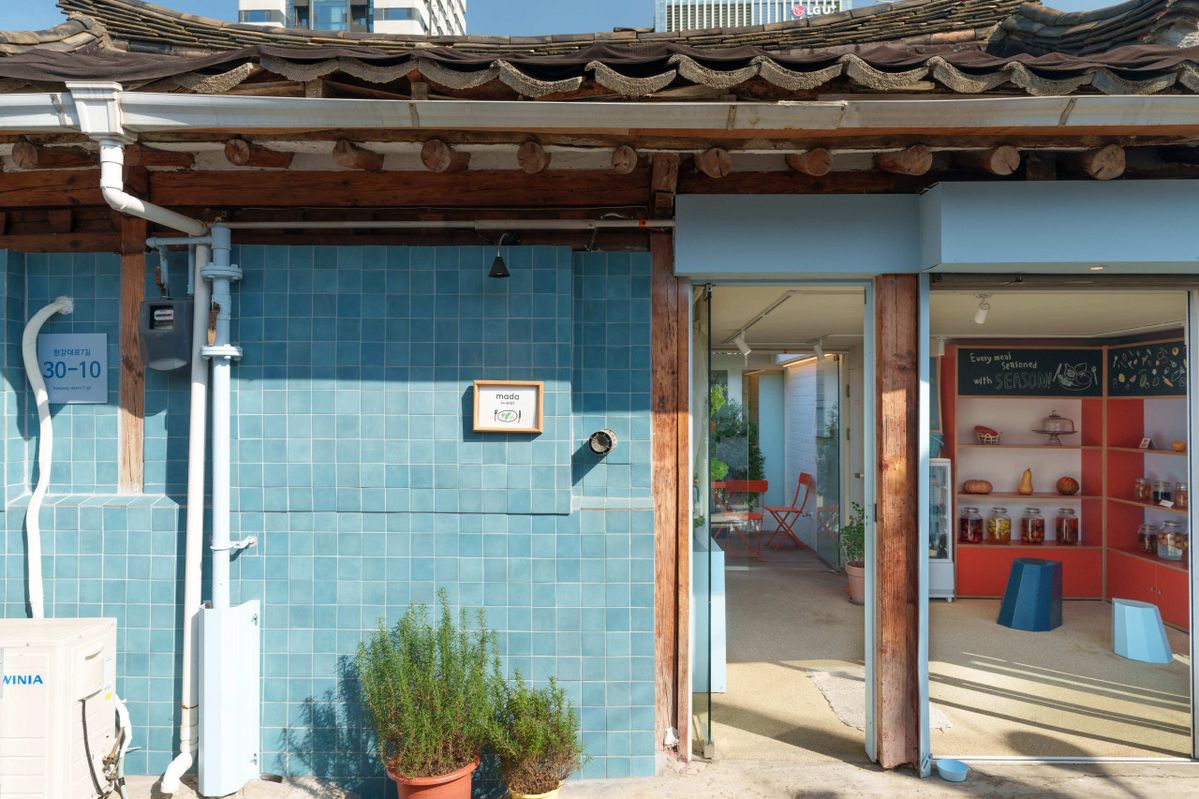 하늘색 건물의 마다밀은 오래된 주택을 개조해 운영 중이다. / 이미지출처: 네이버 지도 업체 제공 이미지