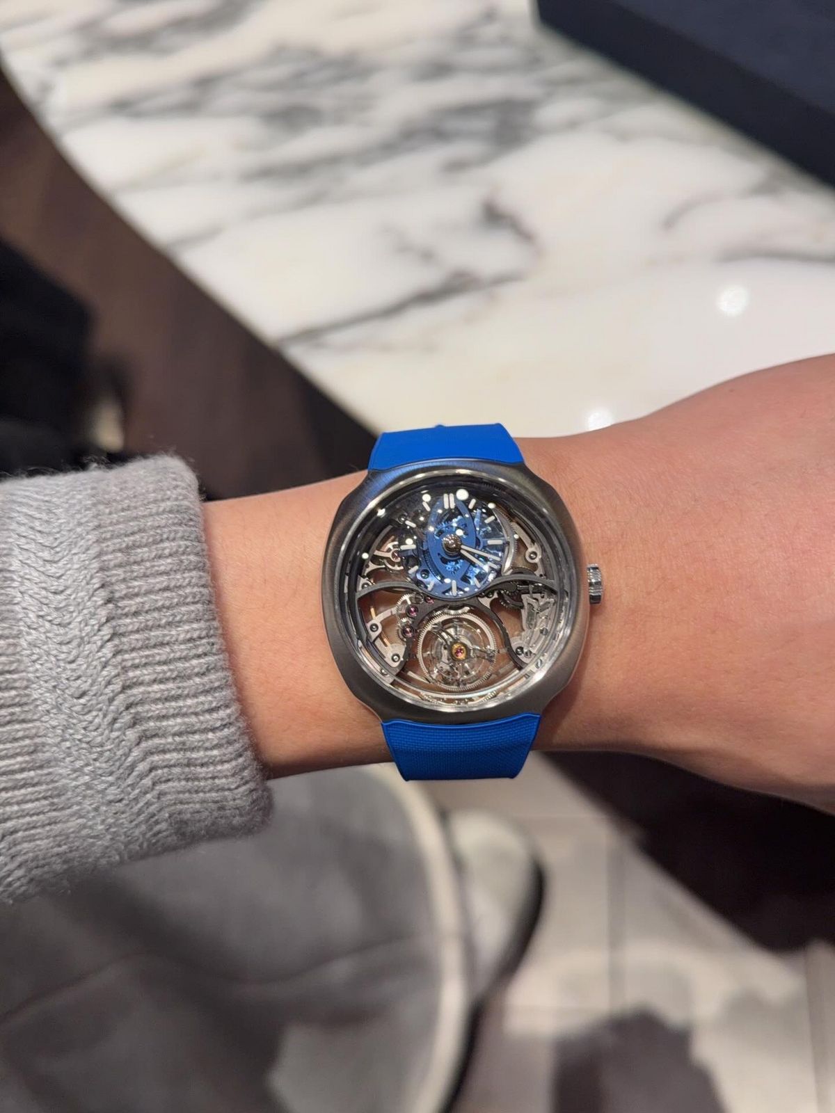 블루 러버 스트랩을 장착한 모저앤씨 스트림라이너 실린드리컬 투르비용 스켈레톤 알핀 에디션을 착용한 뱀뱀의 모습. / 이미지 출처 : 뱀뱀 인스타그램 