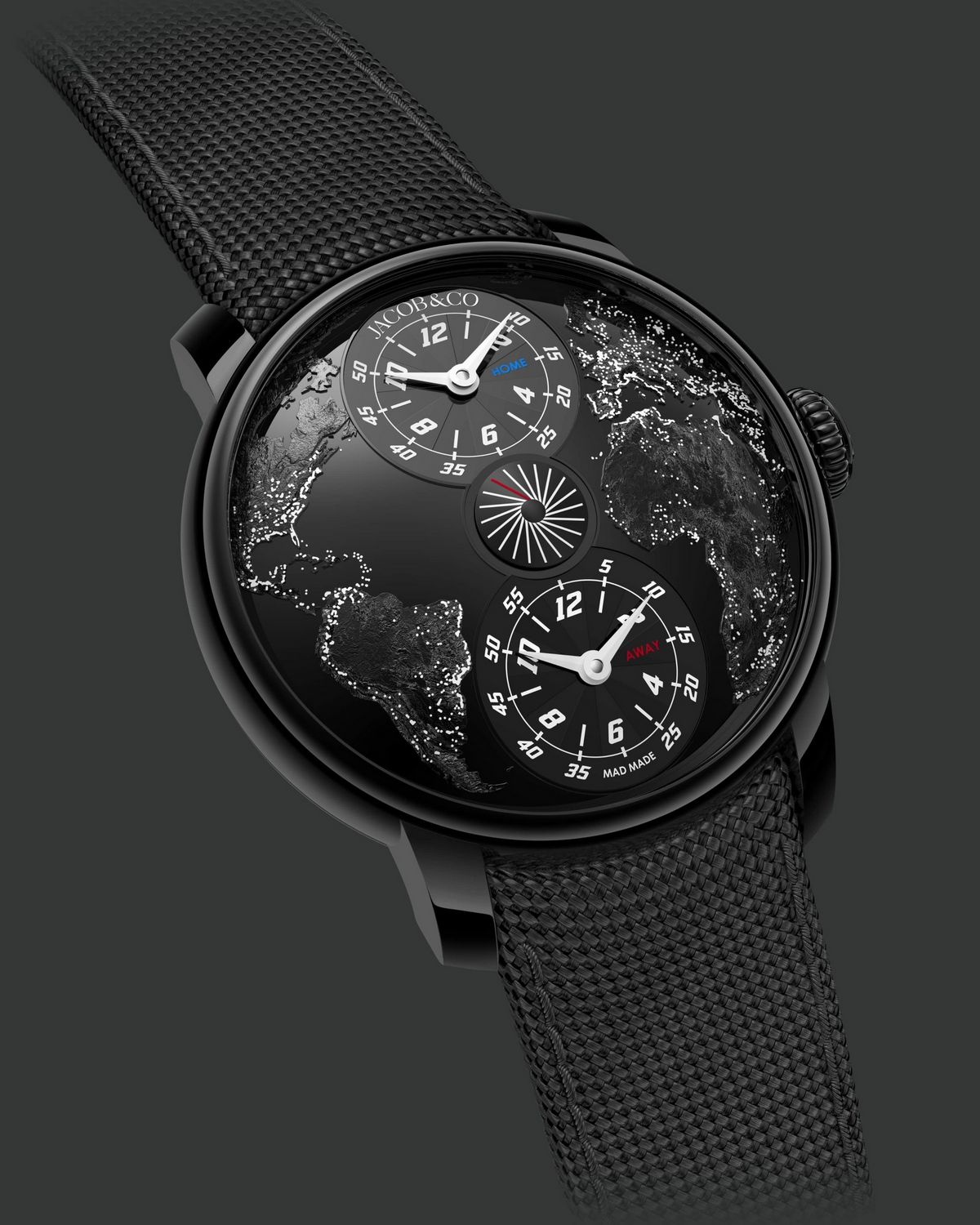 43mm 블랙 DLC 케이스와 입체적인 월드맵 다이얼, 두 개의 서브 다이얼로 듀얼 타임을 표시하는 제이콥앤코 더 월드 이즈 유어스 듀얼 타임 존 MAD Paris 에디션. / 이미지 출처 : 제이콥앤코 