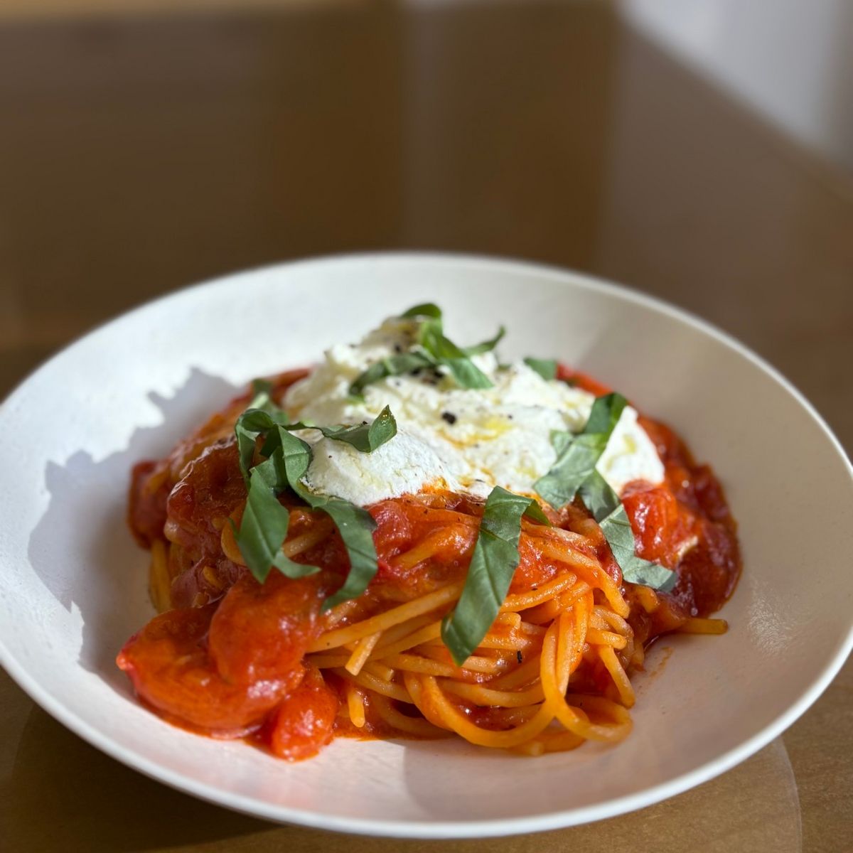 토마토 파스타에 리코타 크림을 올렸다. / 출처: 스위그 네이버지도 업체 등록