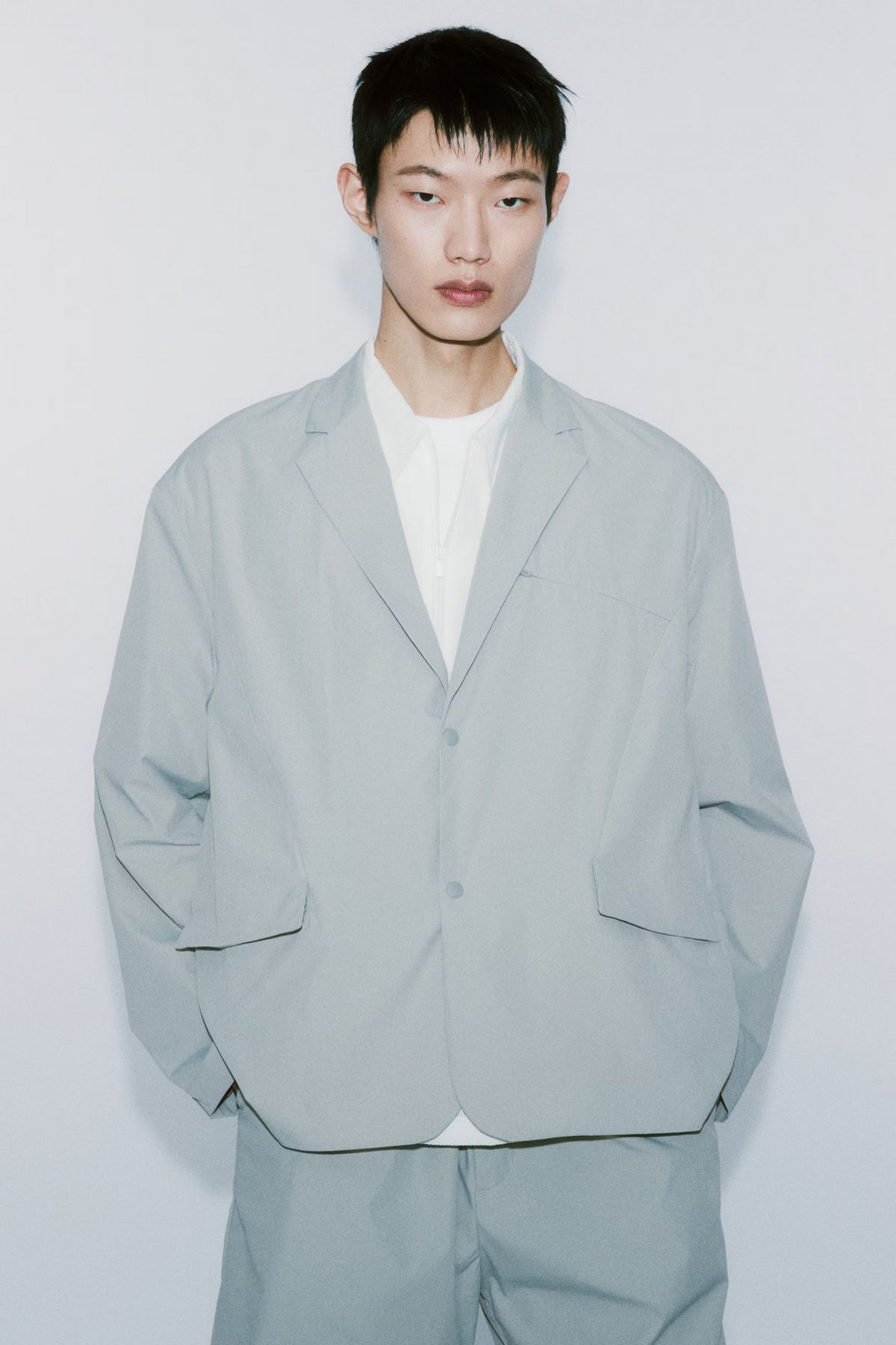 라이트 그레이 컬러 옵션은 결혼식 하객룩으로도 딱이다. / 이미지 출처: H&M 공식 홈페이지