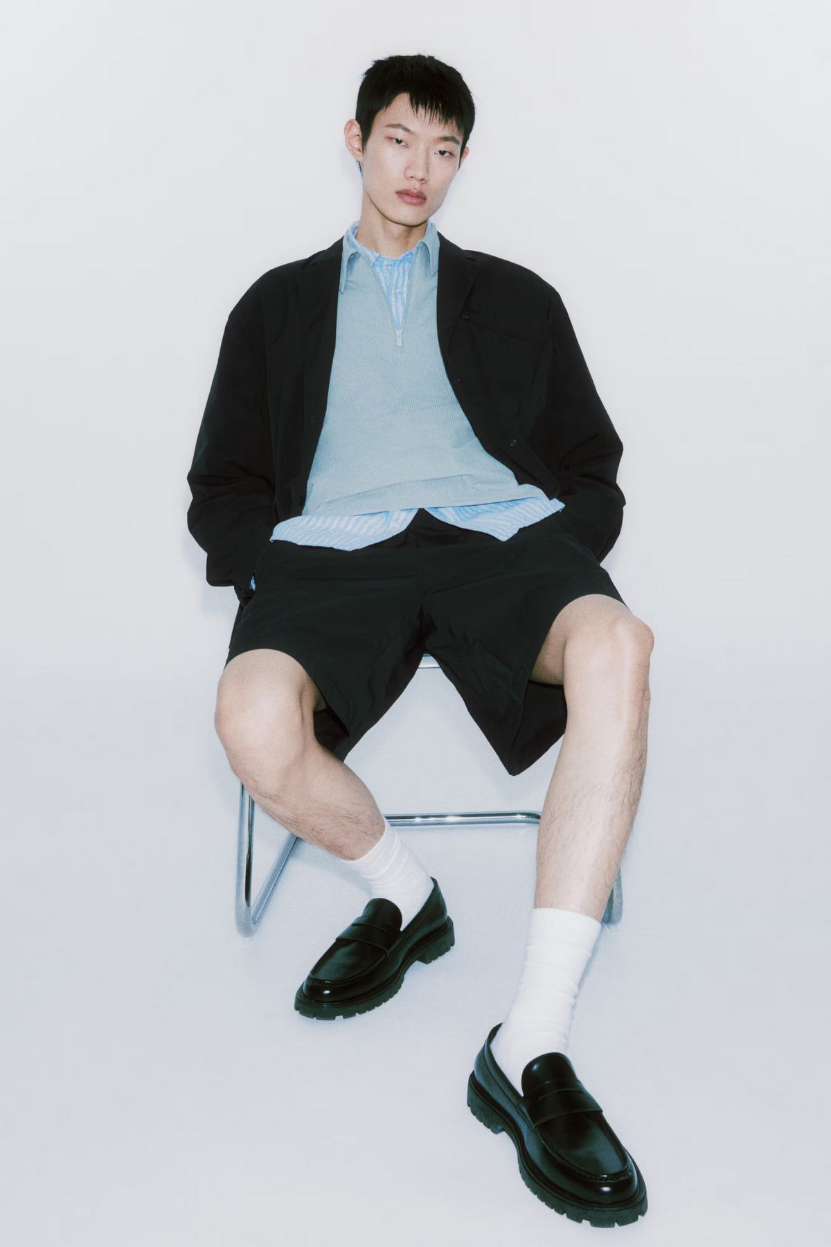 한여름까지 쇼츠 트라우저와 스타일링이 가능한 루즈핏 재킷 / 이미지 출처: H&M 공식 홈페이지