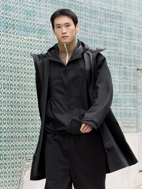 레이어드 스타일링에 유연한 블랙 컬러의 유니클로 블록테크코트 / 이미지출처 : 유니클로 공식 홈페이지 