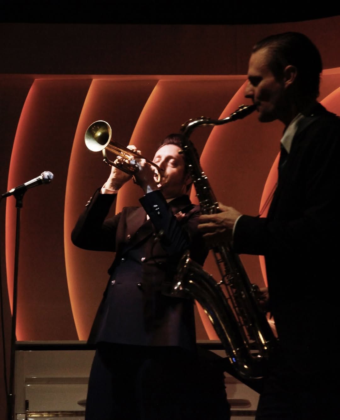 멋진 술들이 가득한 장식장과 재즈 무대 | 출처: @theflatironroom_murrayhill