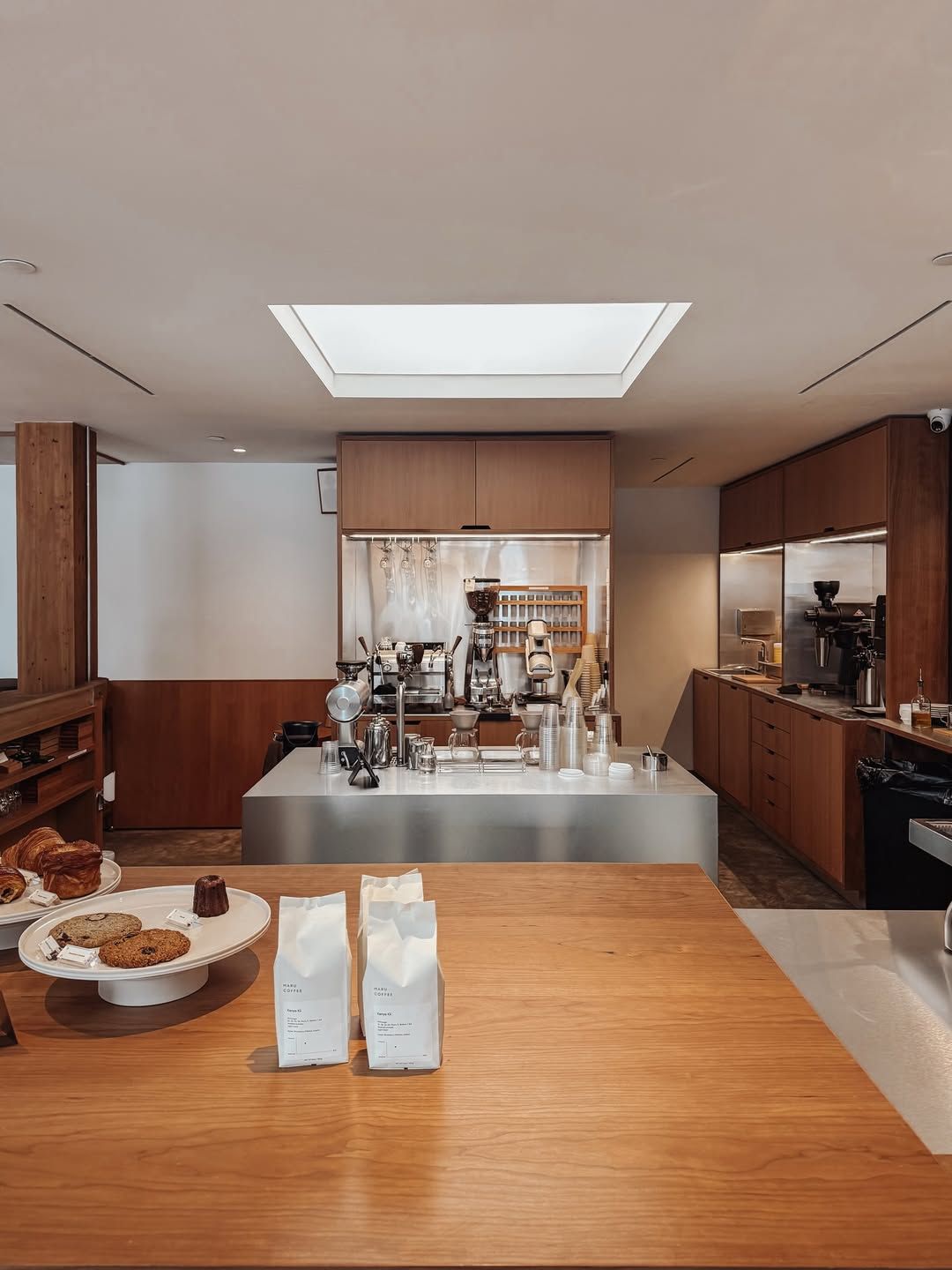 깔끔하고 군더더기 없는 미니멀한 인테리어 | 출처: @marucoffeela @kanome_jp @maggie_onthemove