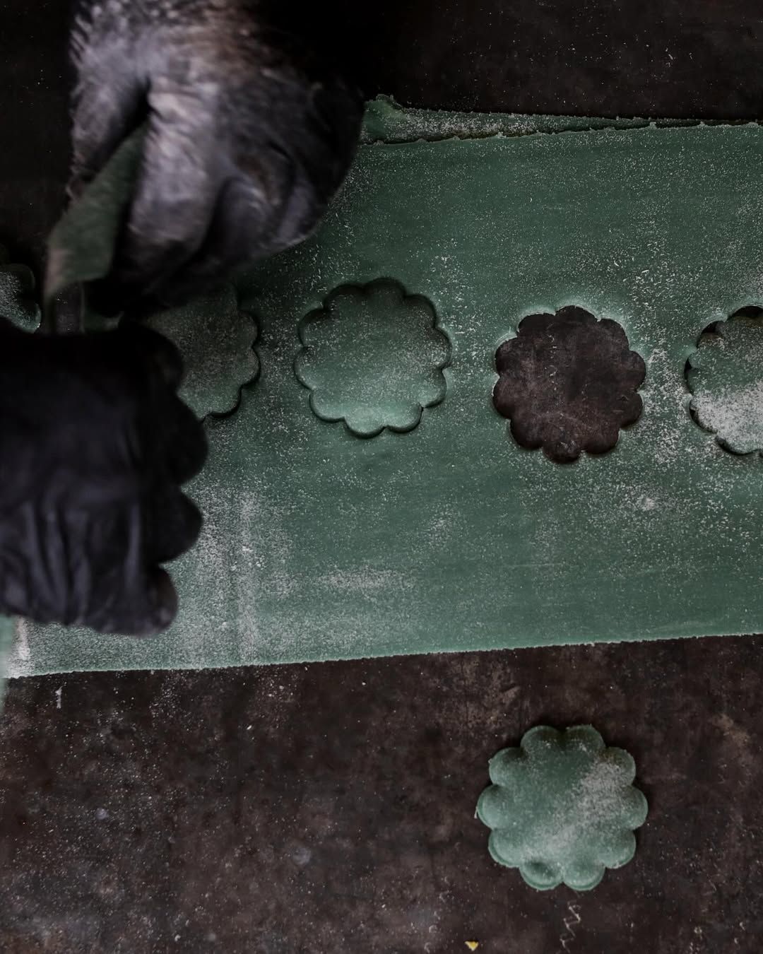 요리하는 모습을 바로 앞에서 볼 수 있는 바 테이블 | 출처: @apastabar